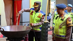 Kapolres Purbalingga Bantu Masak di Dapur Lapangan, Siapkan Makanan untuk Warga Terdampak Bencana