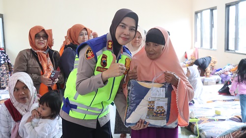 Polres PurbaIingga Salurkan Bantuan Sembako, Tas dan Buku di Pengungsian